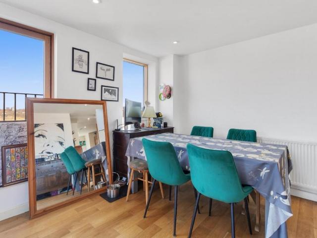 Flat for sale in Shacklewell, Greater London