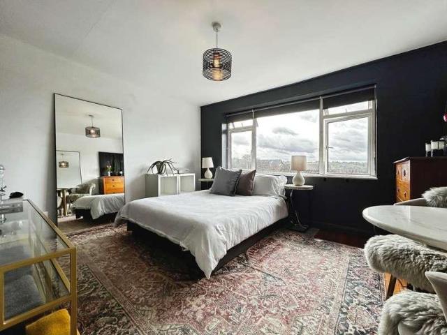 Flat for sale in Totteridge, Cressex