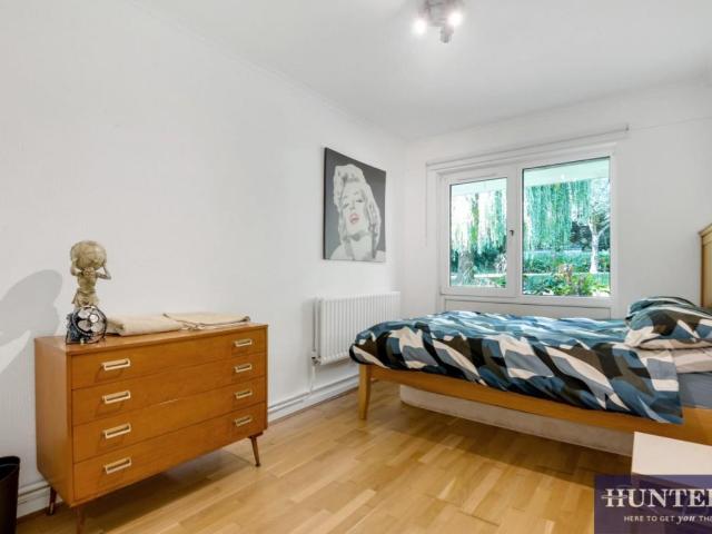 Flat for sale in Brondesbury, Greater London