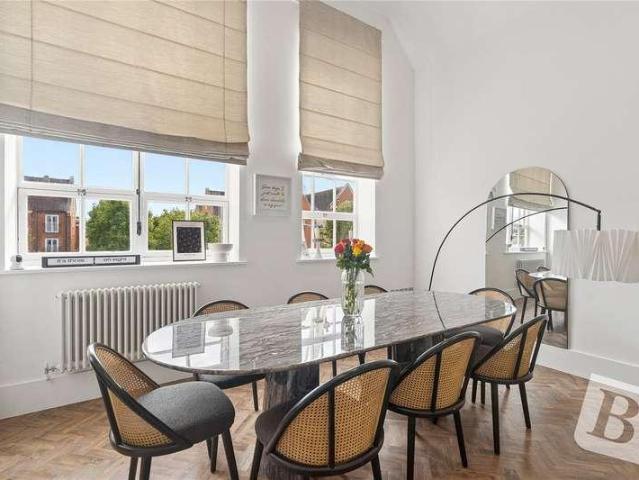 Flat for sale in Gidea Park, Greater London