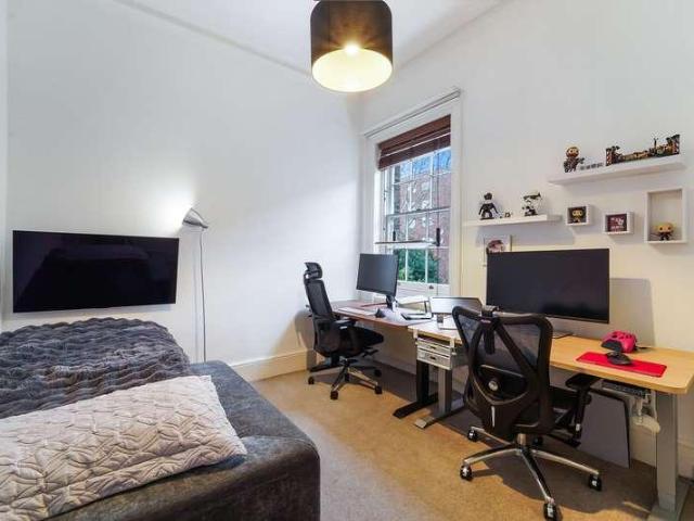 Flat for sale in Surbiton, Greater London