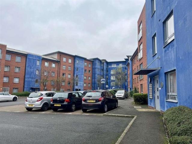 Flat for sale in Rosehill, Greater London