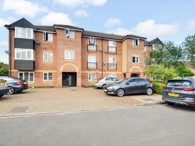 Flat for sale in London Borough of Ealing, Greater London