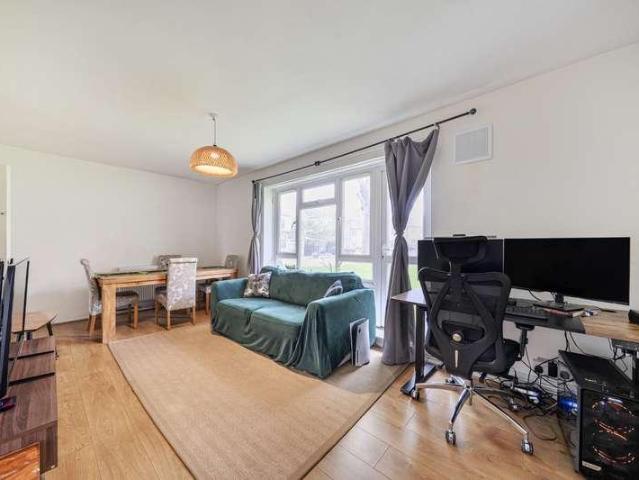 Flat for sale in London Borough of Lewisham, Ladywell
