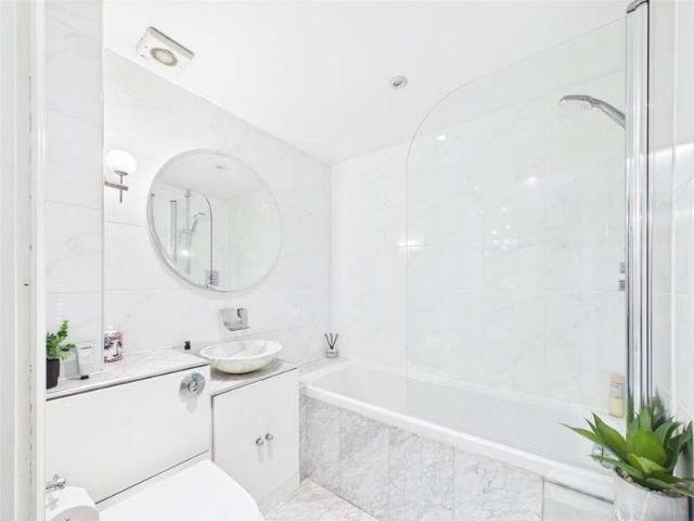 Flat for sale in Friern Barnet, Greater London