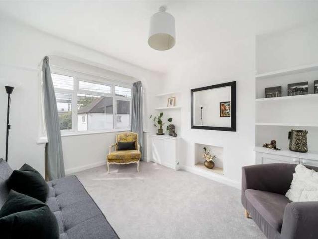 Flat for sale in London Borough of Merton, Merton Park
