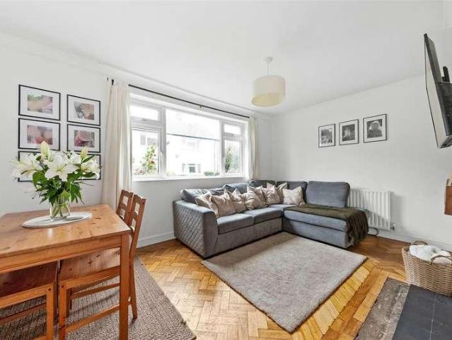 Flat for sale in Chelsham, Tandridge