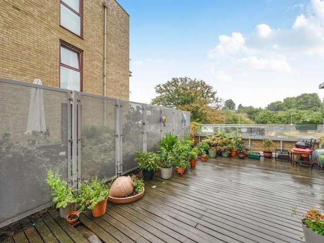 Flat for sale in Denham