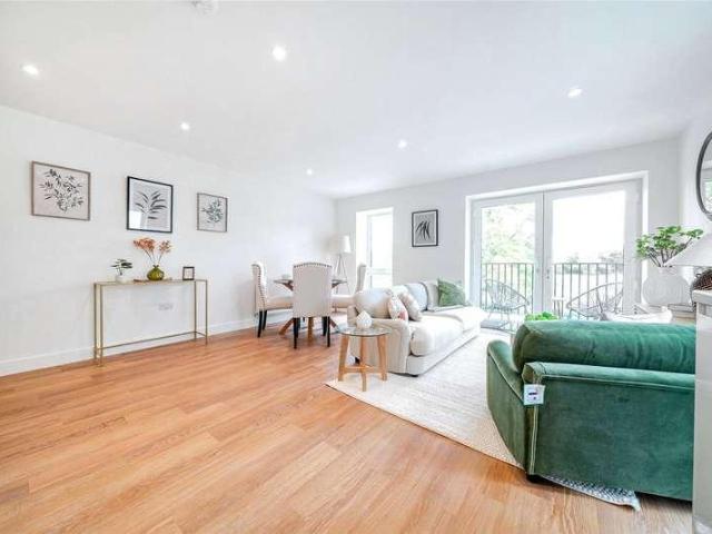 Flat for sale in Tewkesbury, Pamington
