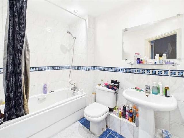 Flat for sale in Streatham Hill, Greater London