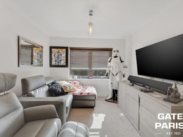 Flat for sale in Upminster, Greater London