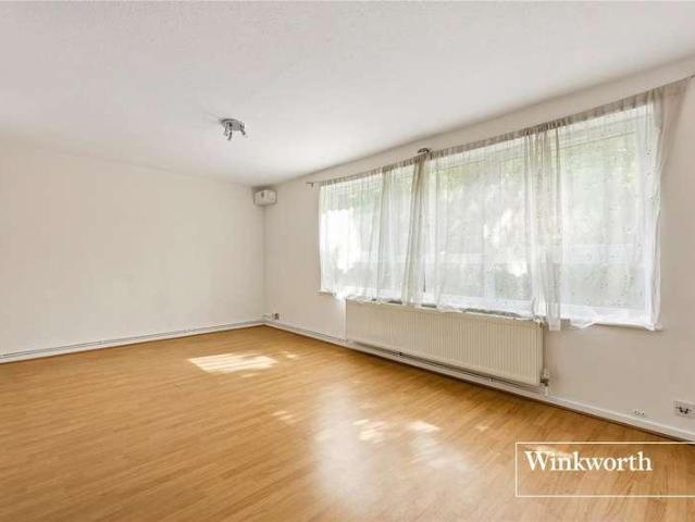 Flat for sale in Woodside Park, Greater London