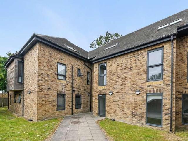 Flat for sale in Hatch End, Greater London