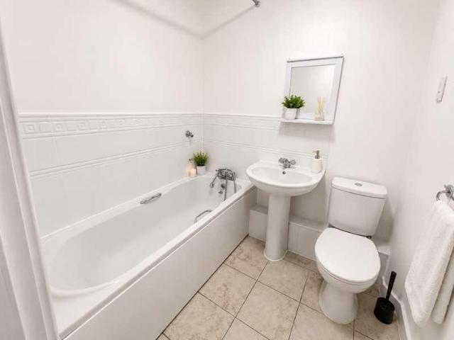 Flat for sale in West Bedfont, Lower Halliford