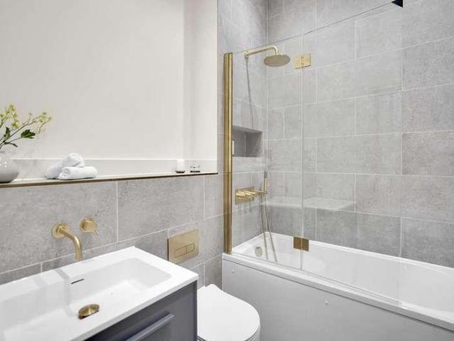 Flat for sale in Streatham Hill, Greater London