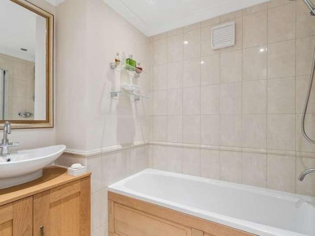 Flat for sale in Farnham Common, Buckinghamshire