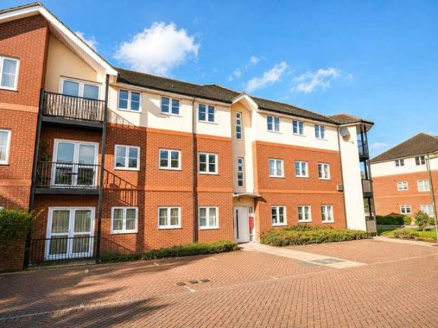 Flat for sale in Westborough, Surrey