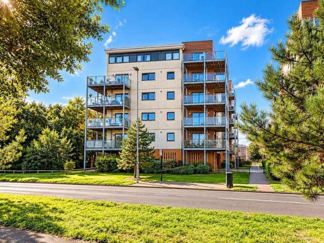 Flat for sale in Regency Park, Eastbourne