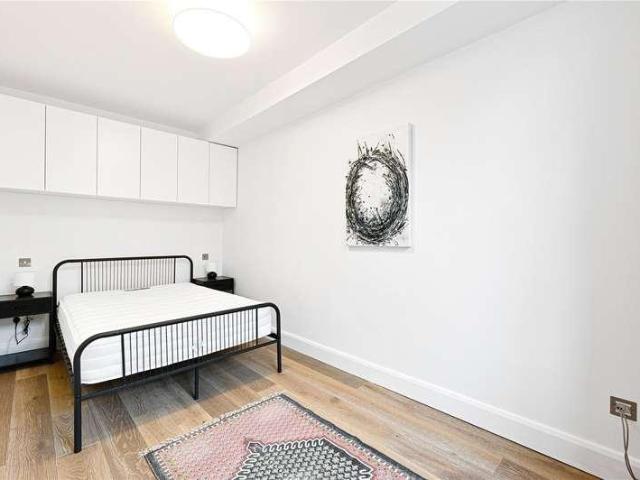 Flat for sale in Clapham Junction, Greater London