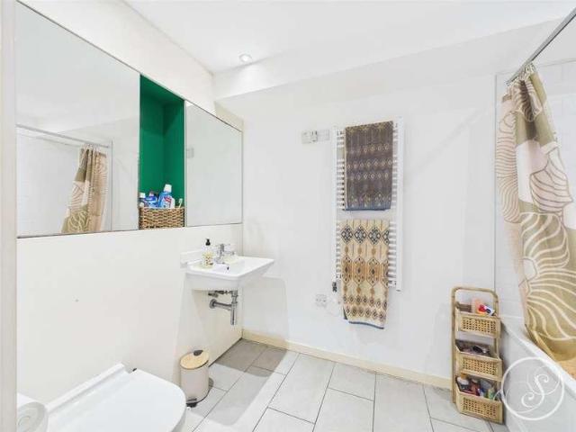 Flat for sale in Richmond Hill, West Yorkshire