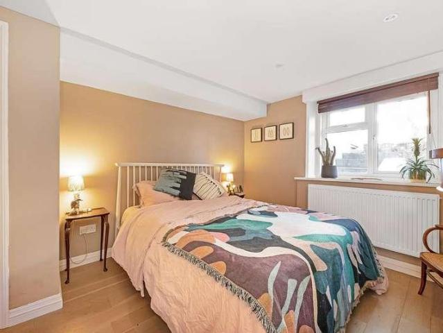Flat for sale in London Borough of Lewisham, Forest Hill