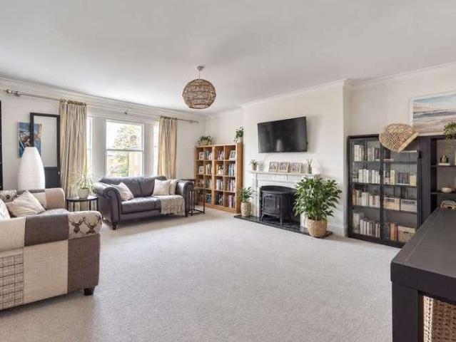 Flat for sale in London Borough of Richmond upon Thames, Greater London