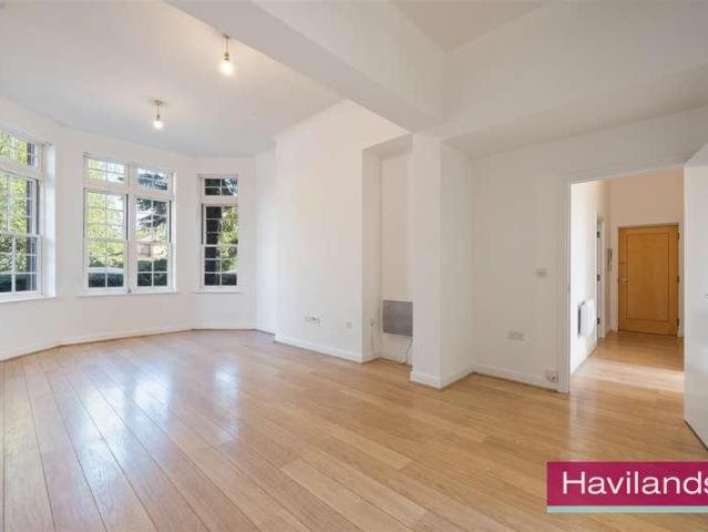 Flat for sale in Oakwood, Greater London