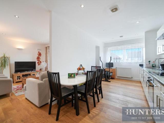 Flat for sale in London Borough of Hounslow, Greater London