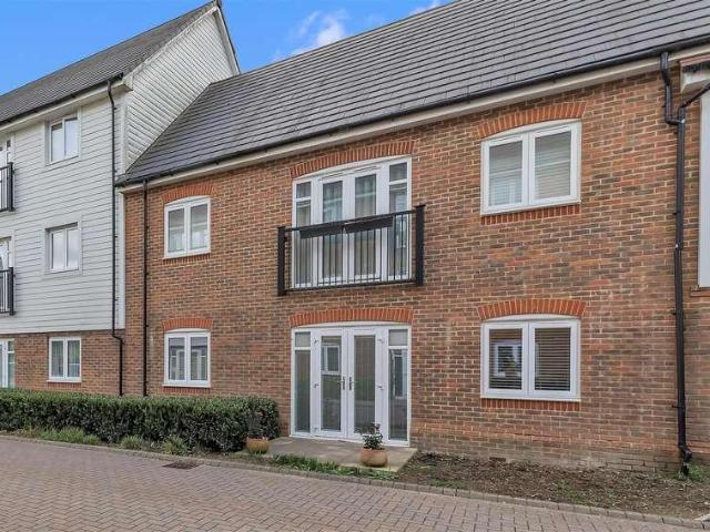 Flat for sale in Kilnwood Vale, Horsham