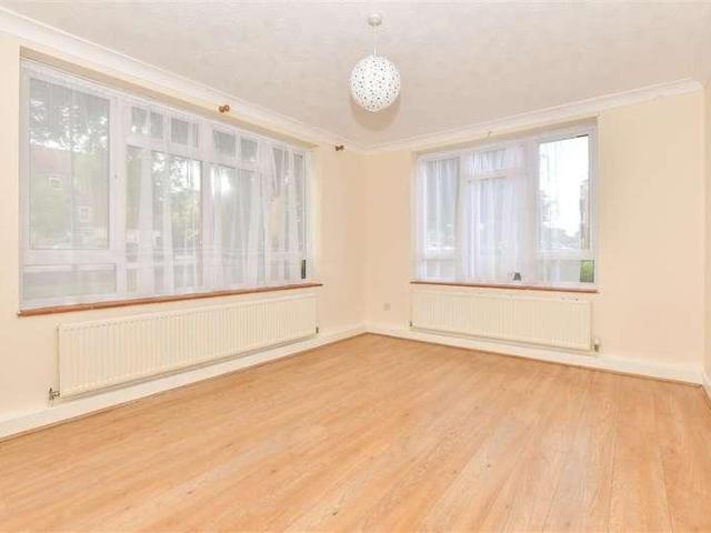 Flat for sale in Folkestone, Lynwood