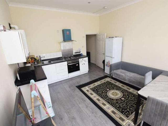 Flat for sale in Gidea Park, Greater London