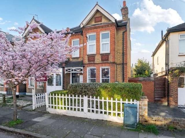 Flat for sale in Norbiton, Greater London