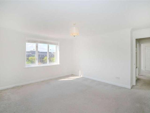 Flat for sale in Norbiton, Greater London
