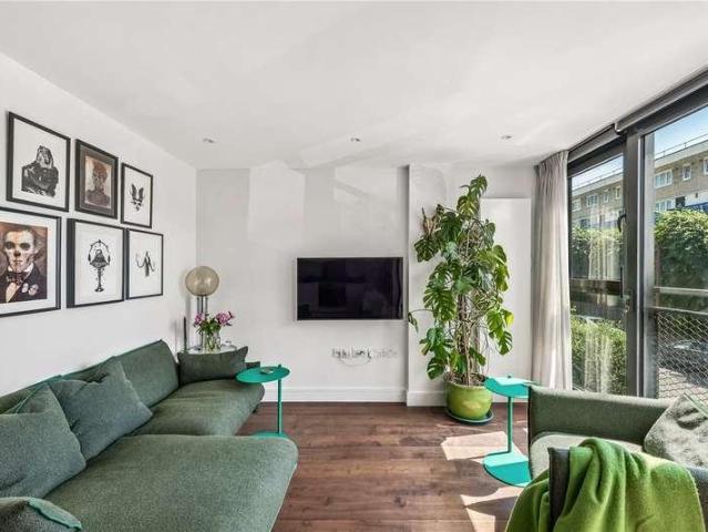 Flat for sale in Stoke Newington, Greater London