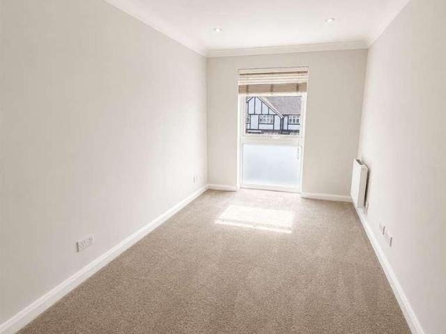 Flat for sale in Carshalton Beeches, Greater London