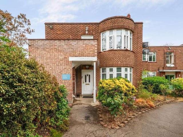 Flat for sale in Little Stanmore, Greater London