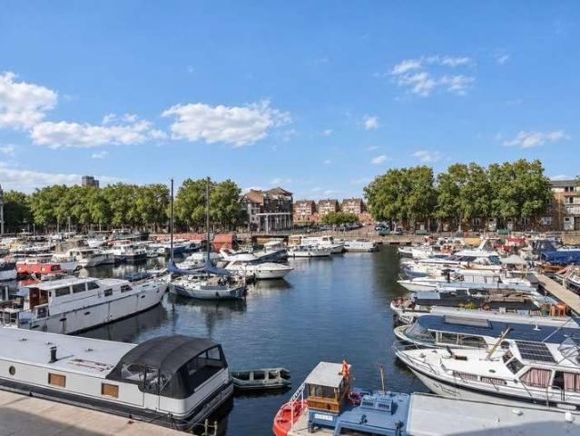 Flat for sale in Surrey Quays, Greater London