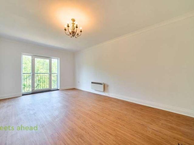 Flat for sale in London Borough of Croydon, Addiscombe