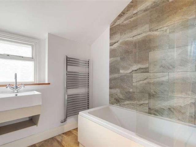 Flat for sale in Clapham Junction, Greater London