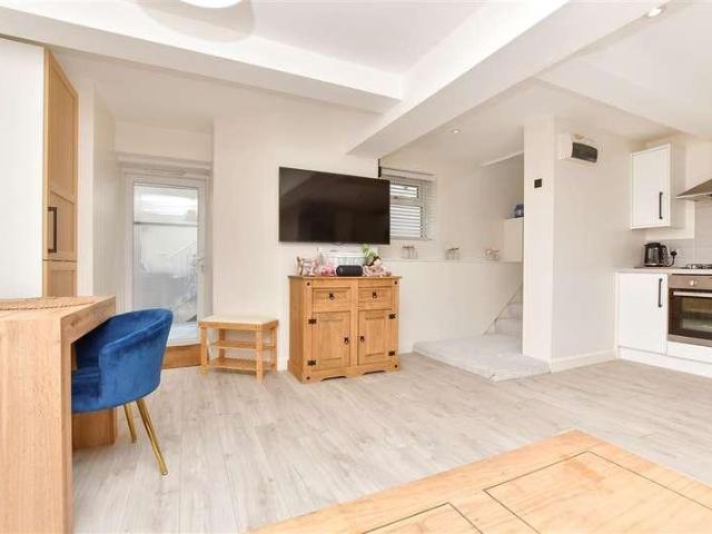 Flat for sale in Caterham on the Hill, Hillview