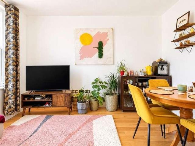 Flat for sale in Dollis Hill, Greater London