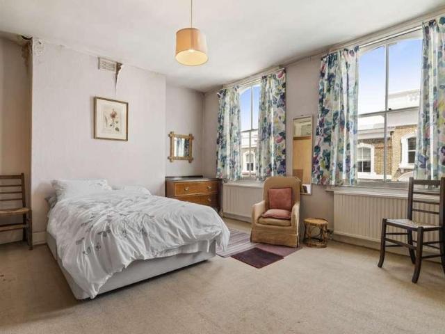 Flat for sale in Earl's Court, Greater London