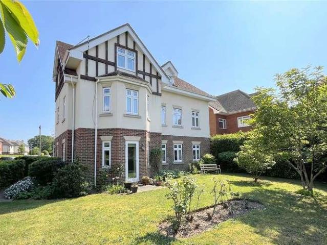 Flat for sale in Highcliffe