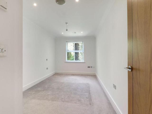 Flat for sale in Heol-las, Surrey