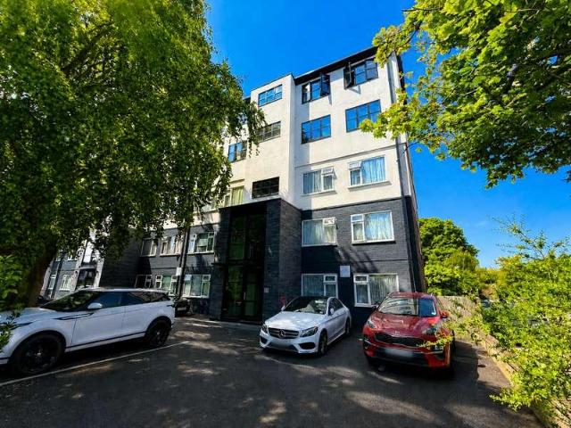 Flat for sale in Wanstead, Greater London