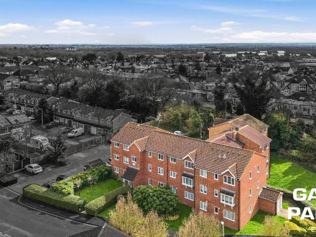 Flat for sale in Hornchurch, Greater London