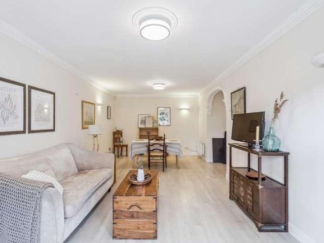Flat for sale in Farnham Common, Buckinghamshire