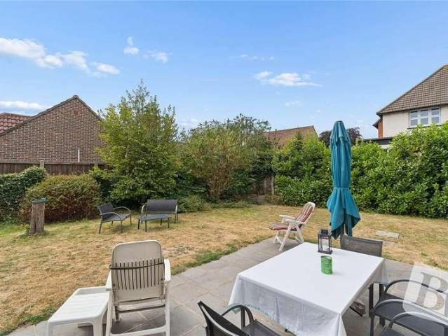 Flat for sale in Hornchurch, Greater London