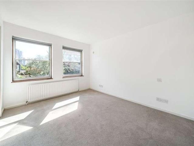 Flat for sale in Battersea, Greater London