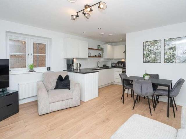 Flat for sale in Watford, Kingswood